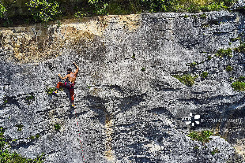 在意大利阿布鲁佐迈埃拉国家公园的攀岩活动图片素材