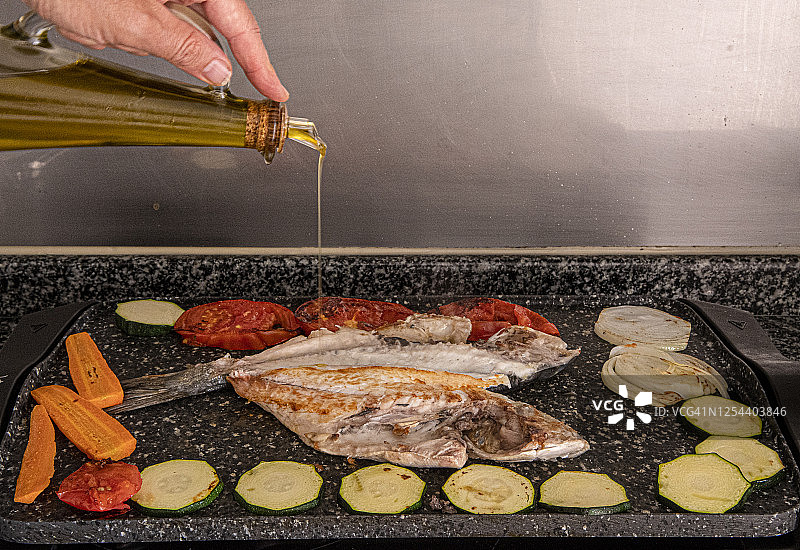 烤鱼配蔬菜图片素材