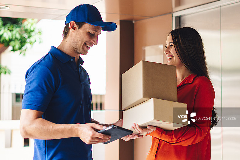 男子在家向女子递送包裹图片素材