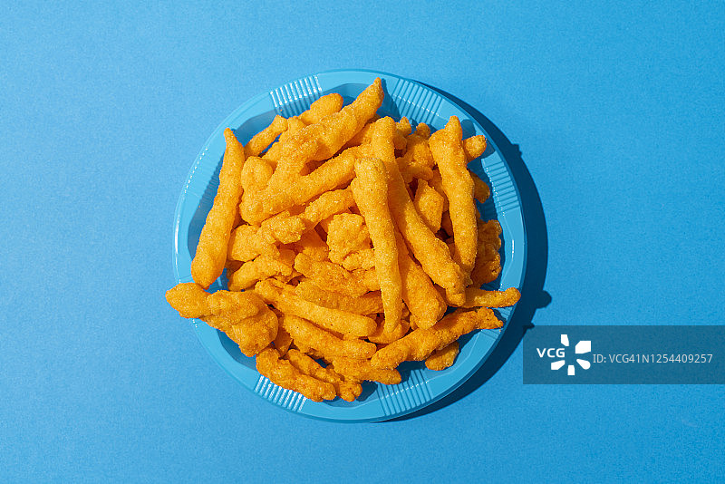 蓝色塑料盘子上的火热奇多零食图片素材