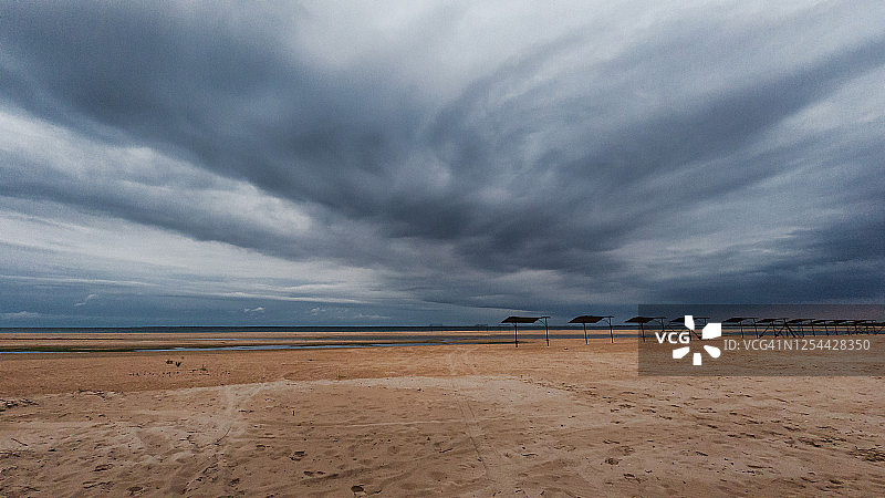 海滩上的恶劣天气图片素材