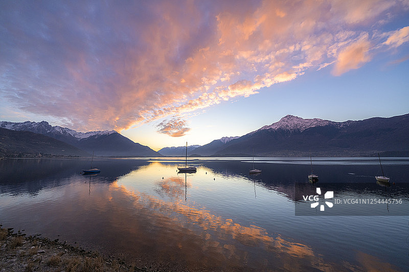 科莫湖日出云彩，意大利多马索图片素材