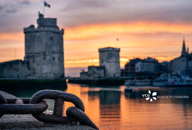 拉罗谢尔老港在日落时分及其著名的古老塔楼图片素材