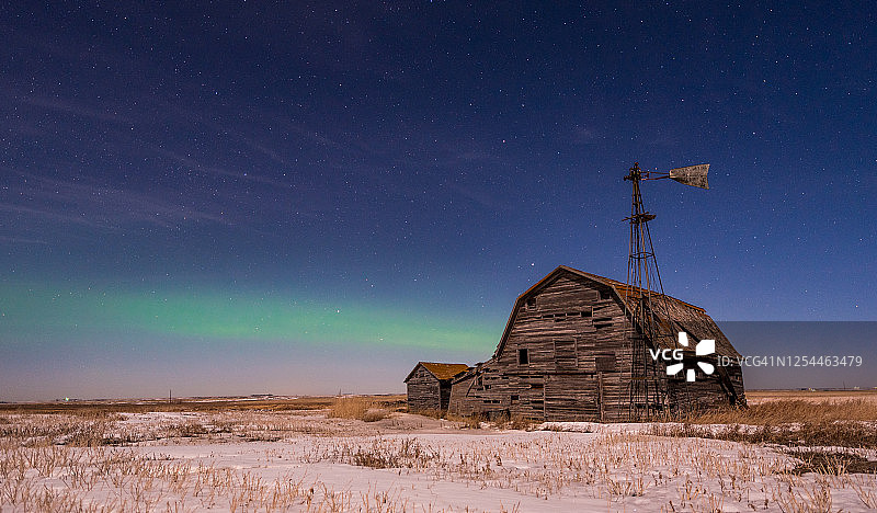 草原废弃谷仓上的北极光图片素材