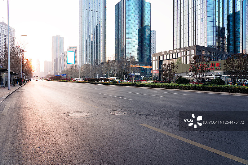 日落时分的市中心街道图片素材