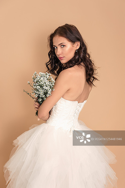 手捧花束的年轻美丽新娘图片素材