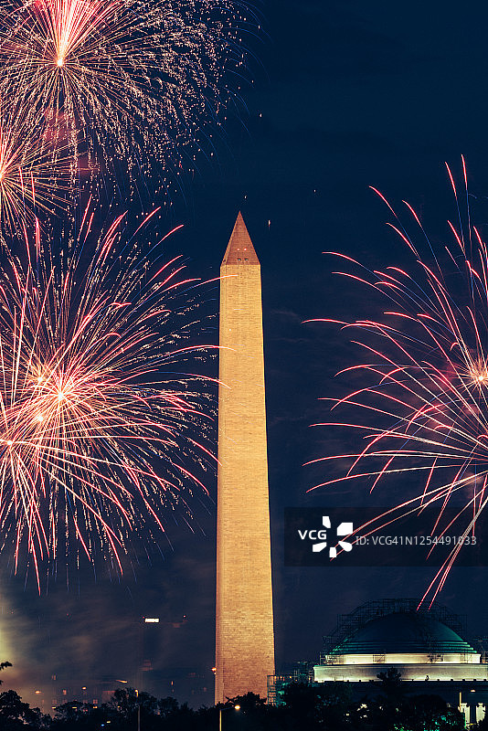 夜晚的乔治·华盛顿纪念碑与烟花图片素材