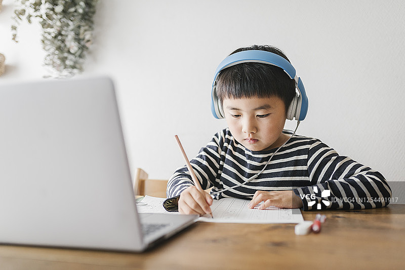 男孩在家上网课图片素材