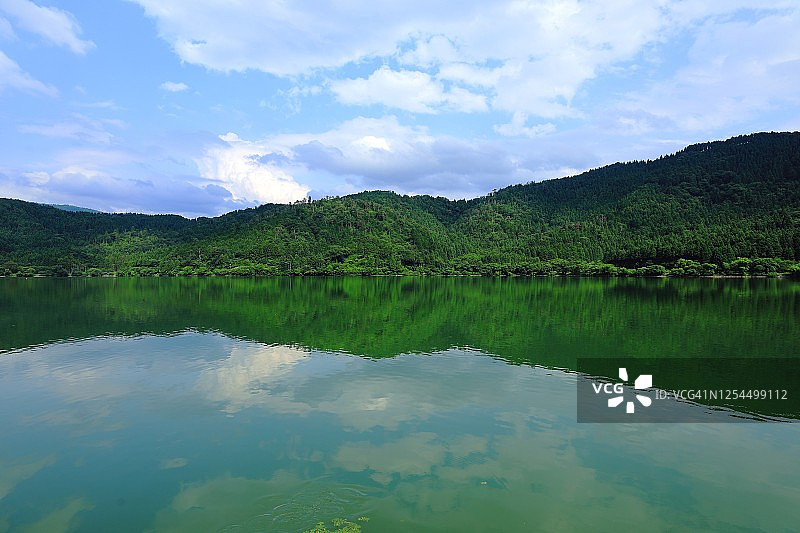 余吴湖的倒影图片素材