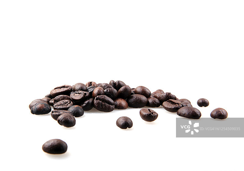 白色背景上的分离咖啡豆图片素材