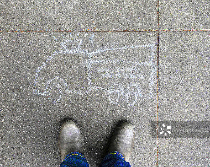 儿童在人行道上用粉笔绘画图片素材
