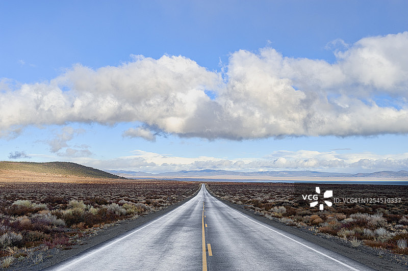 笔直的沙漠公路与云景图片素材