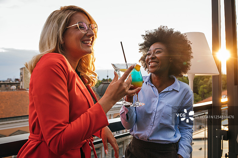 参加鸡尾酒会的女商人图片素材