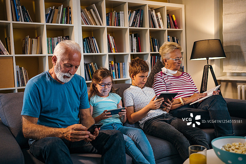 两代人在家放松图片素材