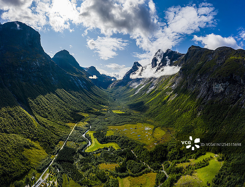 特罗斯蒂根附近云雾缭绕的山脉全景，挪威图片素材