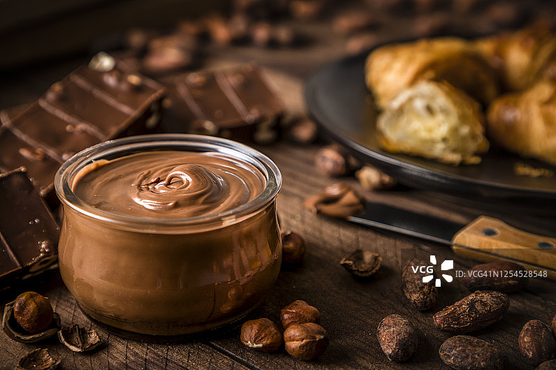 装满榛子和巧克力酱的水晶罐图片素材