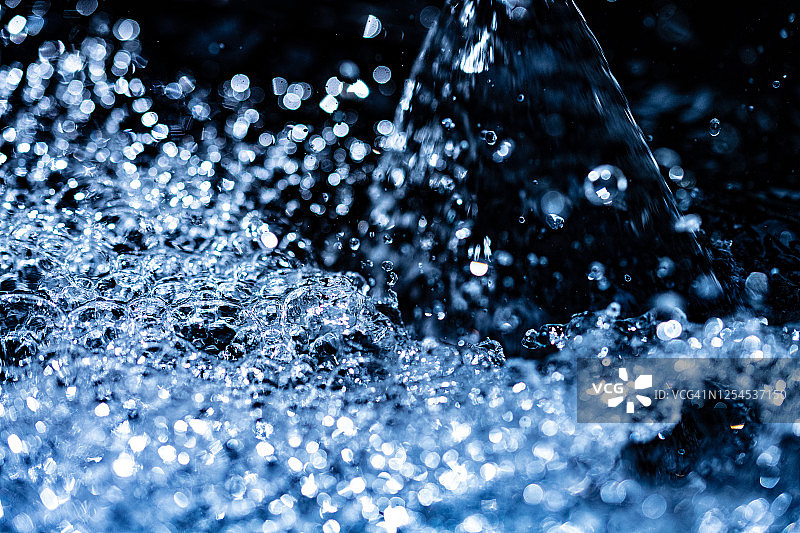 特写水泡：自来水极限微距图片素材