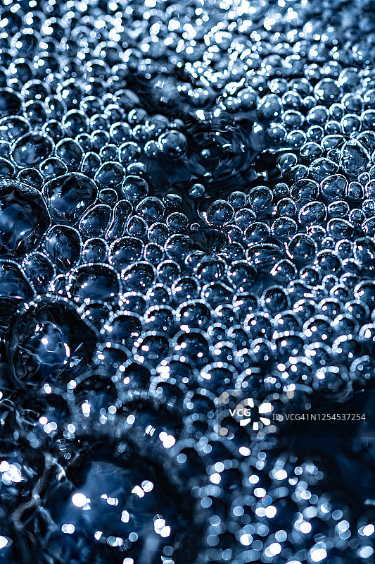 特写水泡：自来水极限微距图片素材