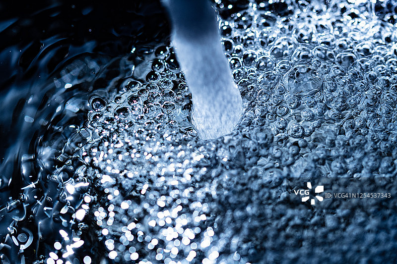 特写水泡：自来水极限微距图片素材