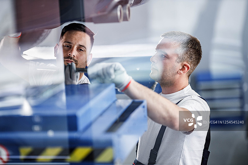 汽车修理工在修理店合作图片素材