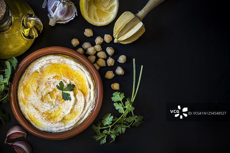 自制鹰嘴豆泥（黑色背景）图片素材