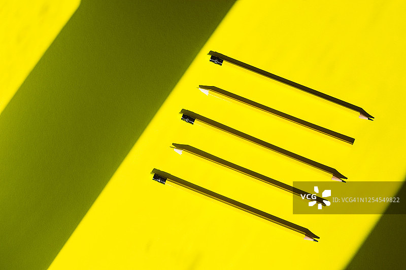 带橡皮和不带橡皮的黄色铅笔图片素材