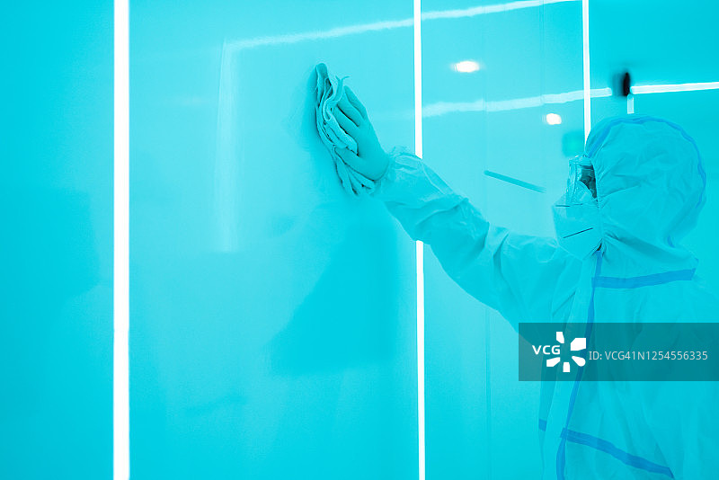 工作人员正在清洁墙壁图片素材