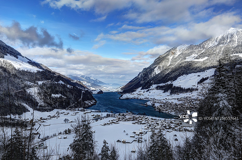 冬季龙格恩村与龙格恩湖景色图片素材