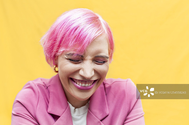 粉色头发笑脸人像图片素材