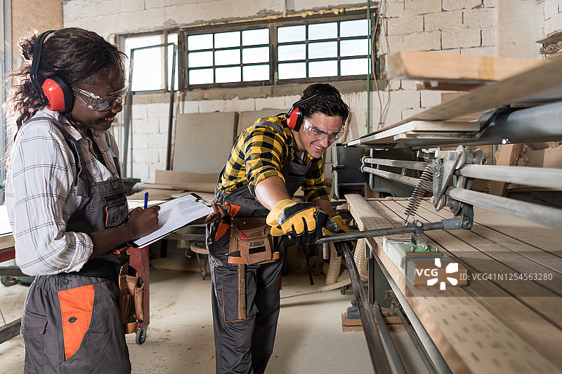 在木工车间加工木材的工人图片素材