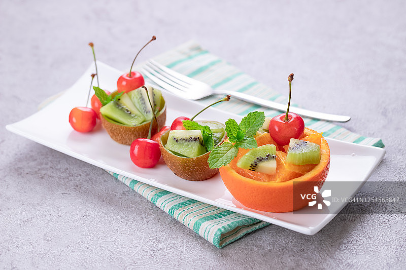 装满各色水果的橘色碗图片素材