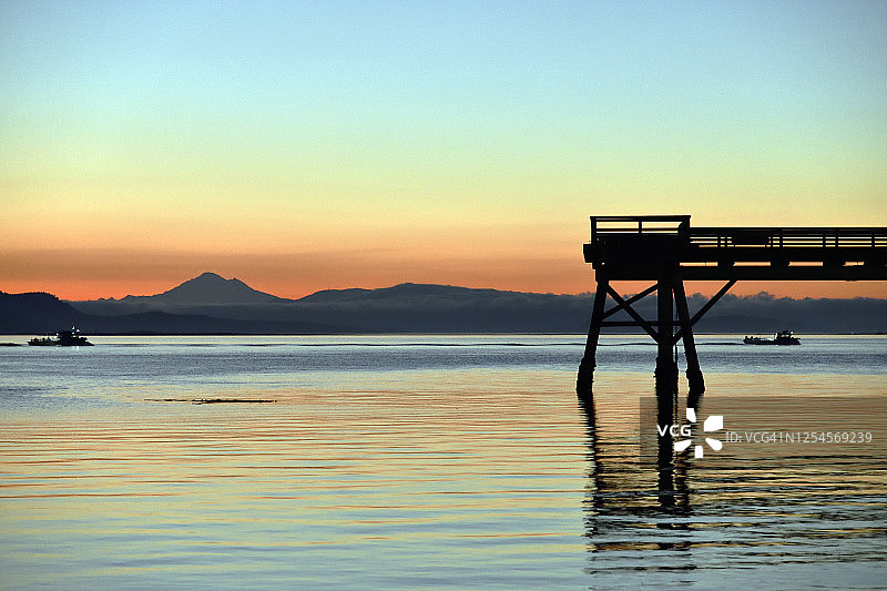码头船只山景图片素材