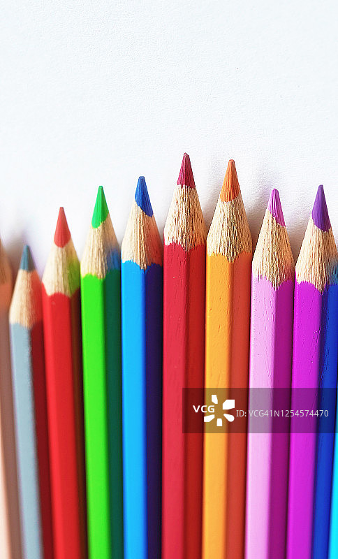 竖版白色背景铅笔图片素材