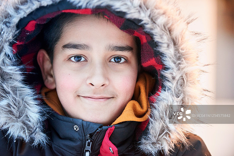 戴毛皮帽兜的男孩图片素材