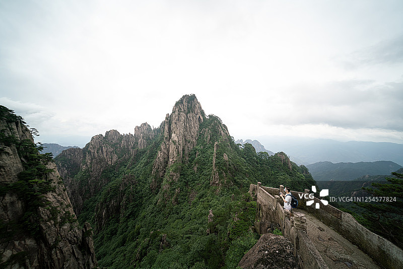 在中国黄山看风景的亚洲男游客图片素材