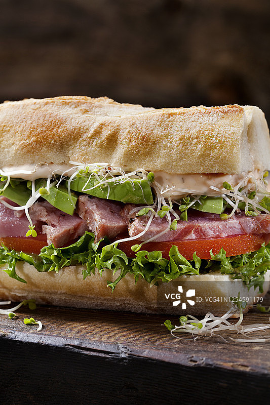 烤金枪鱼牛油果三明治图片素材