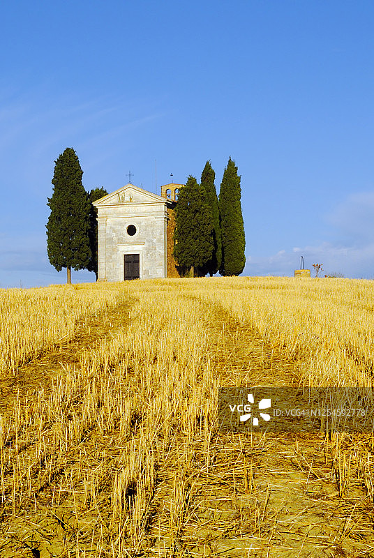 农田中的古代小教堂图片素材
