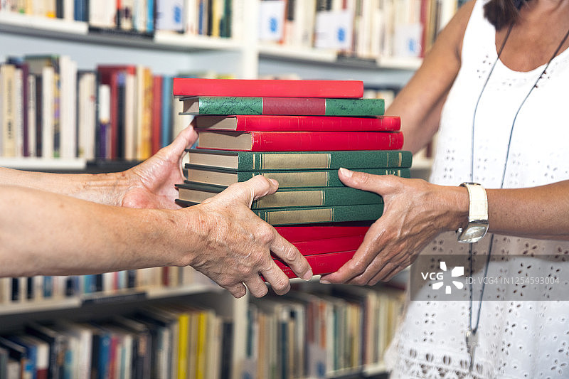 手持书籍图片素材