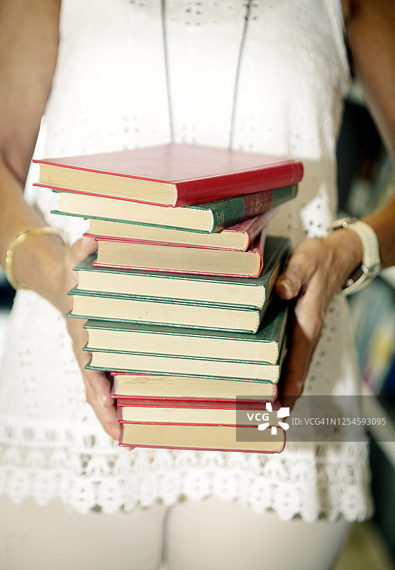手持书籍图片素材