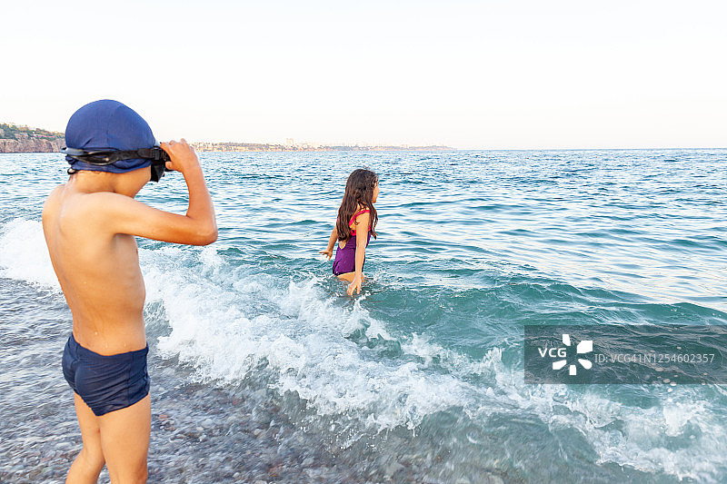 正在游泳的两个兄弟图片素材