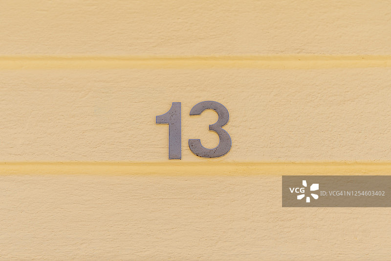 房屋外墙上的数字13图片素材