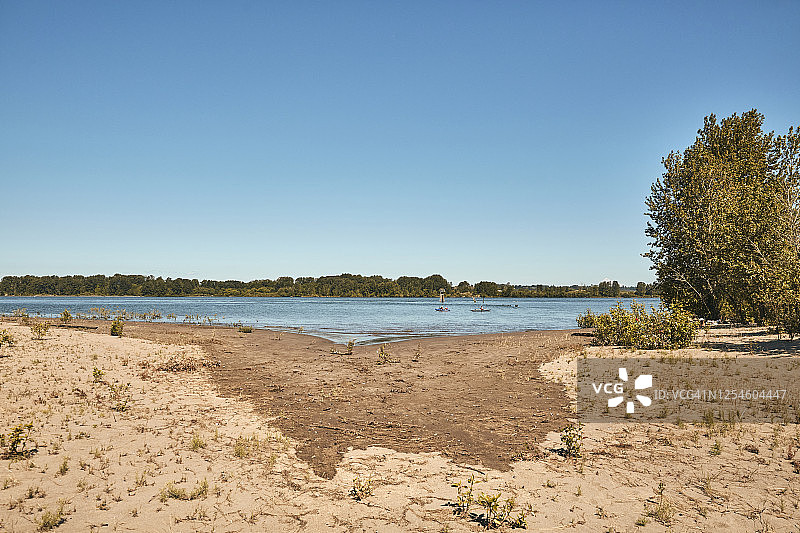 空旷的哥伦比亚河沙滩图片素材