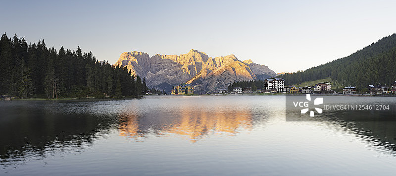 意大利多洛米蒂米苏里纳湖日出图片素材