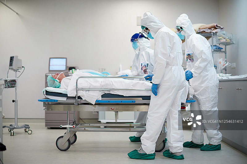 疲惫的医护人员在推医院病床图片素材