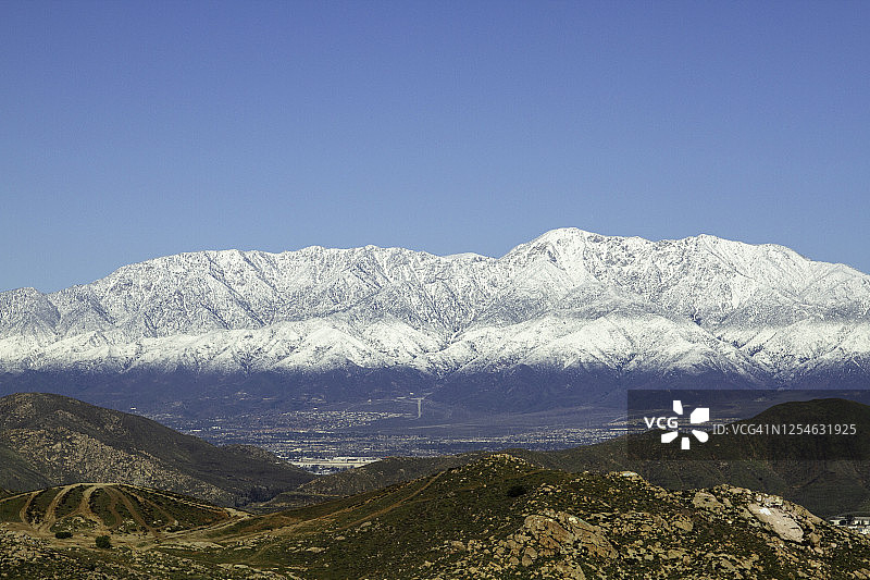 蓝天下雪山，雪线清晰图片素材