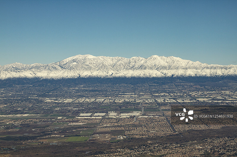 蓝天下雪山，雪线清晰图片素材