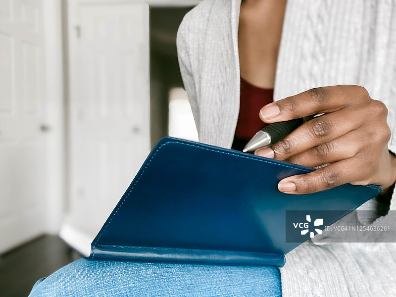写日记的女人图片素材