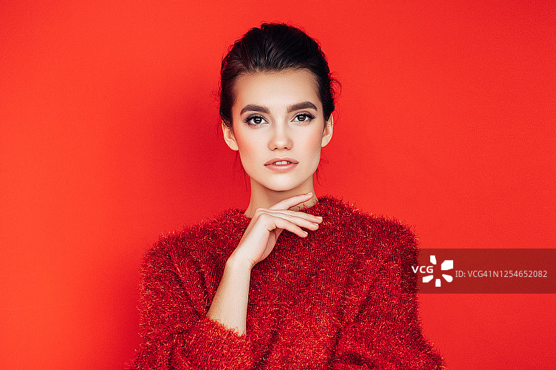 展示产品的卷发漂亮女人图片素材