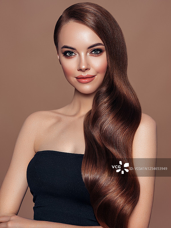 拥有蓝色眼睛和长而有光泽头发的女人肖像图片素材