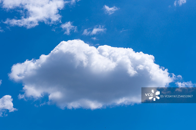 湛蓝天空背景上的大型白色云朵图片素材